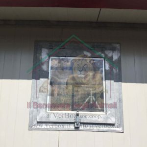 Finestra in tubolare zincato con apertura dall’esterno